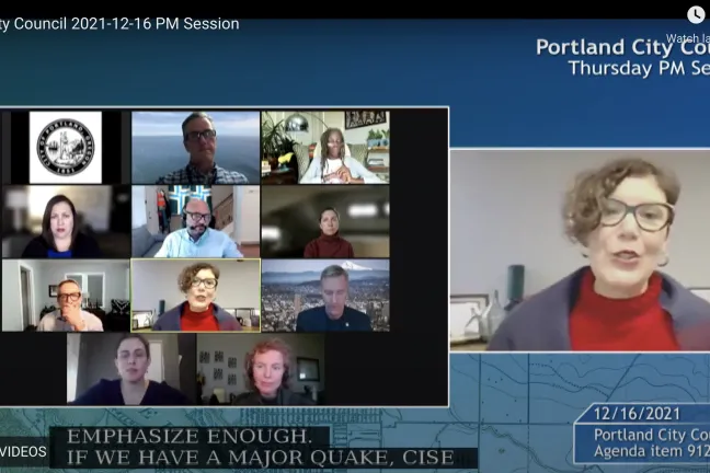 El comisionado Vega Pederson testifica en el Ayuntamiento de Portland.