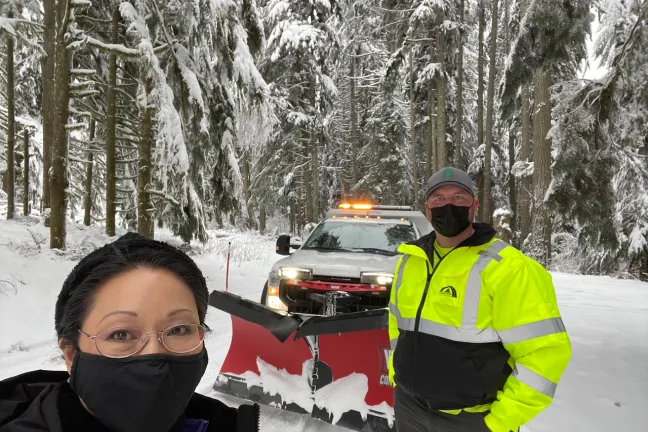 El comisionado Stegmann con los equipos de arado del condado.