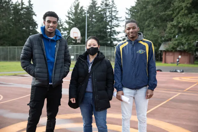 El comisionado Stegmann junto con Word is Bond son los guías turísticos en el proyecto de narración de historias.