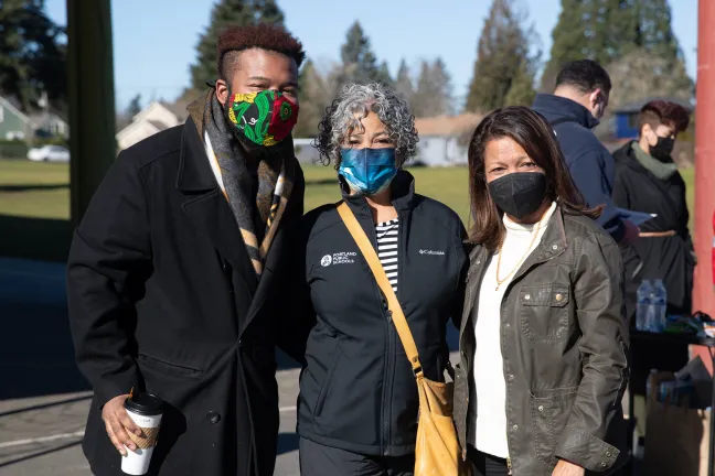 El comisionado Jayapal durante una gira de Word is Bond el 12 de febrero.