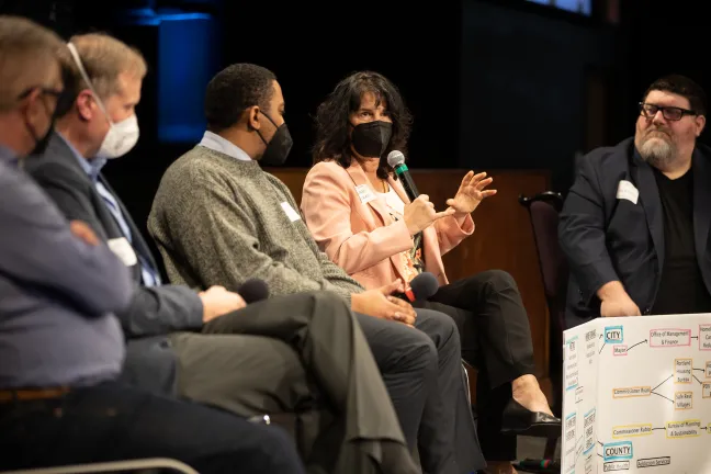 La comisionada Meieran en un foro con líderes religiosos de la comunidad y proveedores de servicios que ella patrocinó.