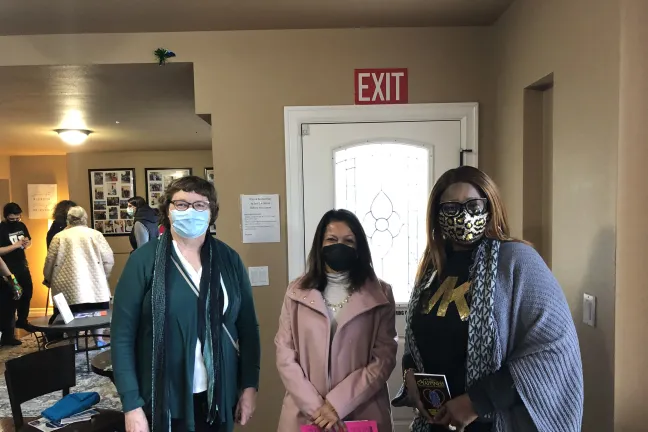 La comisionada Jayapal se reúne con los organizadores en el Centro de Transición y Referencia WomenFirst.