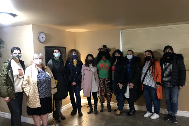 El Comisionado Jayapal se reúne con el personal en la jornada de puertas abiertas del Centro de Transición y Referencia WomenFirst.