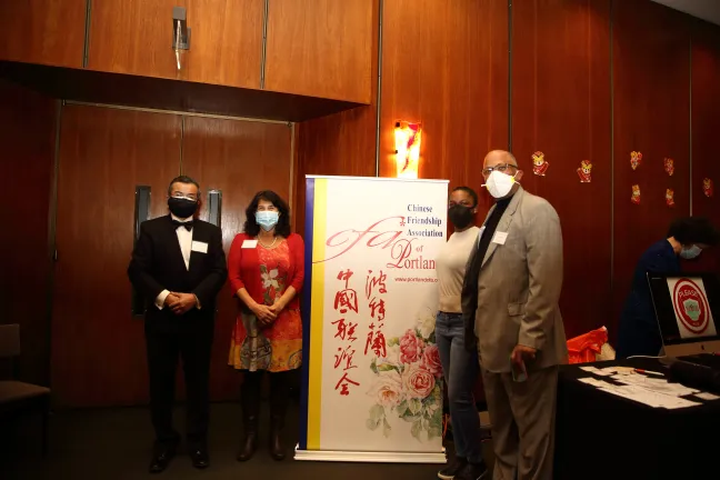 El Comisionado Meieran con miembros de la Asociación de Amistad China de Portland.