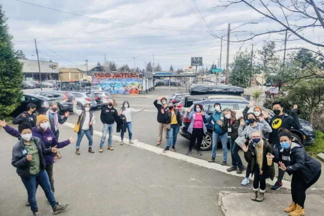 El comisionado Vega Pederson en el condado Point in Time con las hermanas de Rahab.