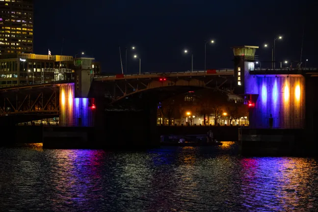 El puente Morrison del condado de Multnomah se viste de azul y amarillo para apoyar al pueblo ucraniano hasta el 6 de marzo de 2022.