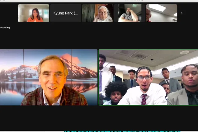 La comisionada Susheela Jayapal presenta al senador estadounidense Jeff Merkley en un cabildo abierto. 