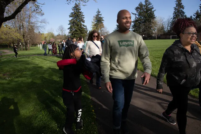 Los líderes de salud del condado y los residentes de la comunidad caminaron por todo el vecindario de Gateway.