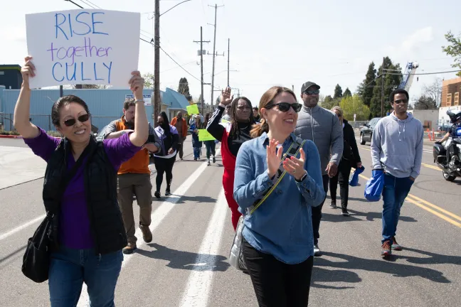 La comisionada Lori Stegmann, a la izquierda, con la presidenta Deborah Kafoury en la Marcha contra el Asesinato del 23 de abril.