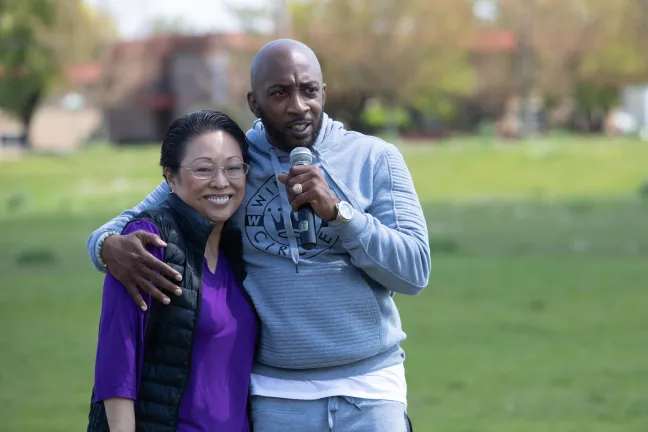 El comisionado Stegmann y el organizador de la marcha, Royal Harris.