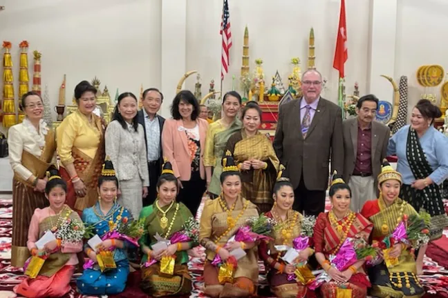 La comisionada Sharon Meieran celebra el Año Nuevo Lao con miembros de la comunidad.
