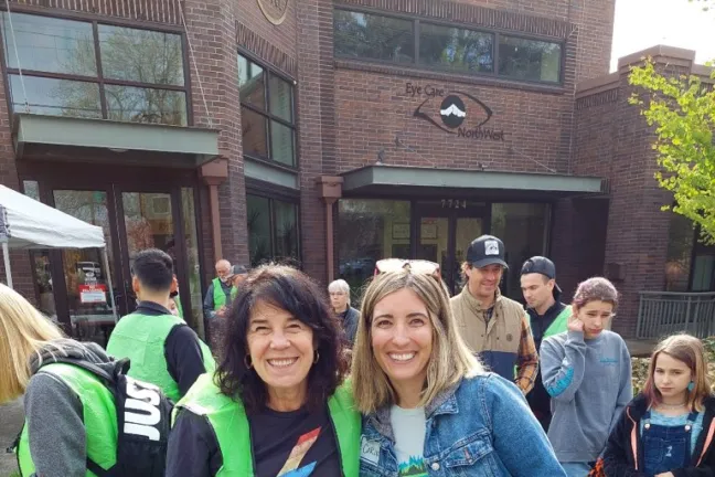 El Comisionado Meieran colabora voluntariamente con SOLVE en el Día de la Tierra.