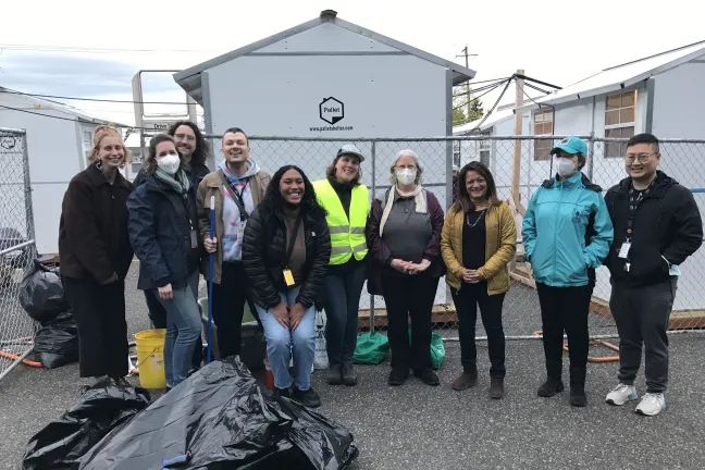 El comisionado Jayapal se une a los voluntarios en una limpieza cerca de Arbor Lodge.