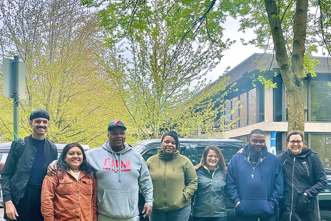 La comisionada Susheela Jayapal, tercera desde la derecha, en una limpieza reciente.