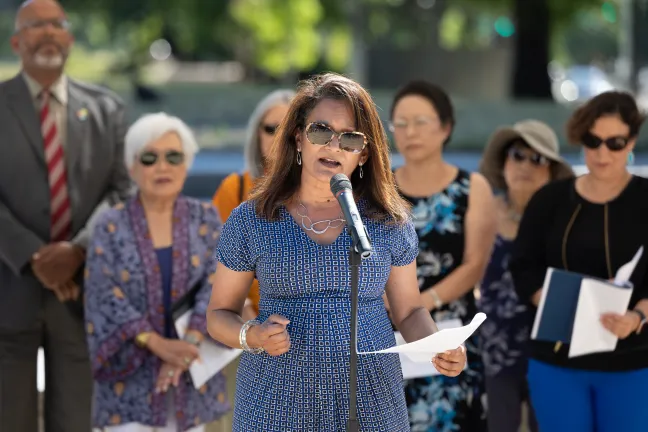 La comisionada Susheela Jayapal habló durante la manifestación. 