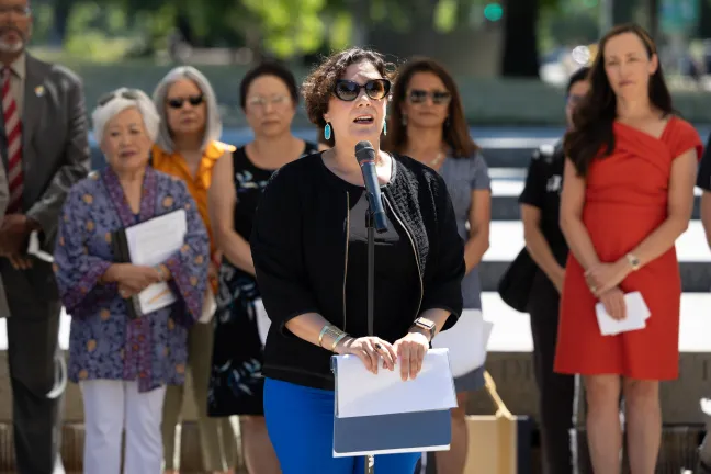 La comisionada Jessica Vega Pederson habló en solidaridad con la comunidad asiático-americana