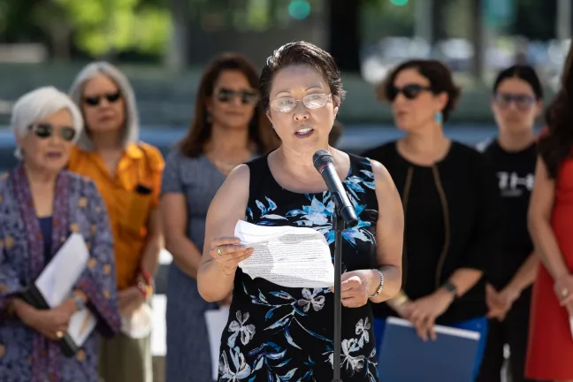 La comisionada Lori Stegmann compartió su historia personal como coreano-estadounidense y oriunda de Oregón durante la manifestación. 