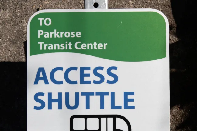 Fotografía de la señal de parada de autobús del servicio de transporte ACCESS en Parkrose Transit Center.