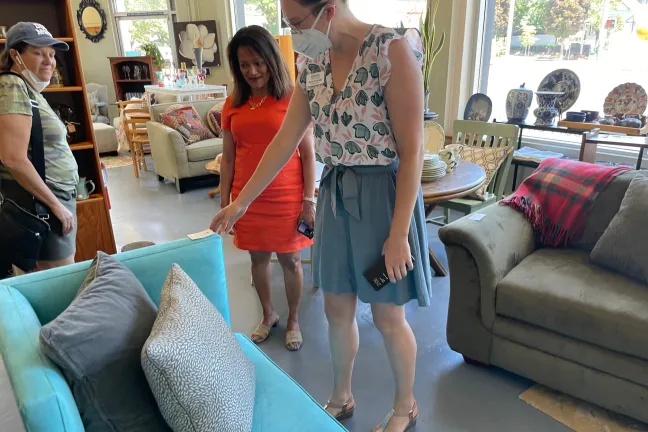 El Comisionado Jayapal visita y se reúne con el personal del Almacén Comunitario.