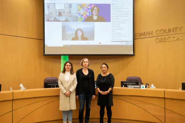 La presidenta Deborah Kafoury, Mikki Gillette y la comisionada Lori Stegmann posan para la foto. La proclamación fue copatrocinada por la comisionada Jessica Vega Pederson y la comisionada Sharon Meieran, quienes asistieron virtualmente. 