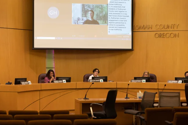 Los miembros de la junta escuchan el testimonio durante la proclamación del Mes de Concientización sobre la Trata de Personas.