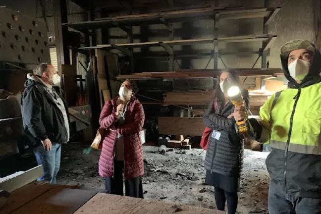 La presidenta del condado de Multnomah, Jessica Vega Pederson, y Margi Bradway, directora del Departamento de Servicios Comunitarios del condado, que incluye servicios para los puentes del condado, visitaron la tienda el miércoles.