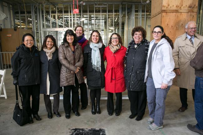 Current and former Multnomah County Commission members, Multnomah County Circuit Court and Hoffman Construction members pose for a picture.