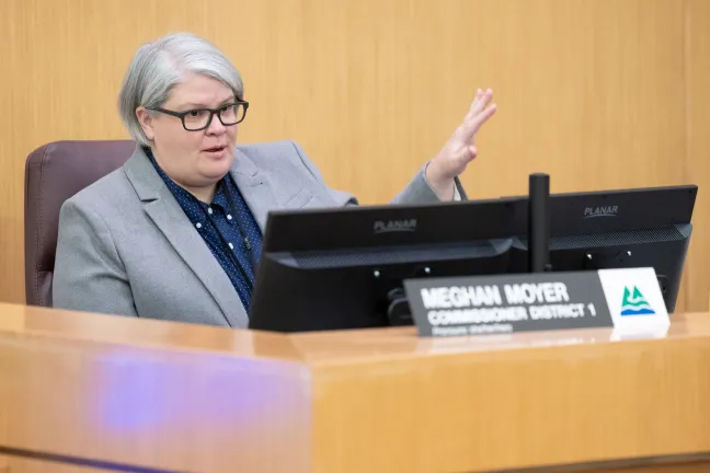 La comisionada Meghan Moyer