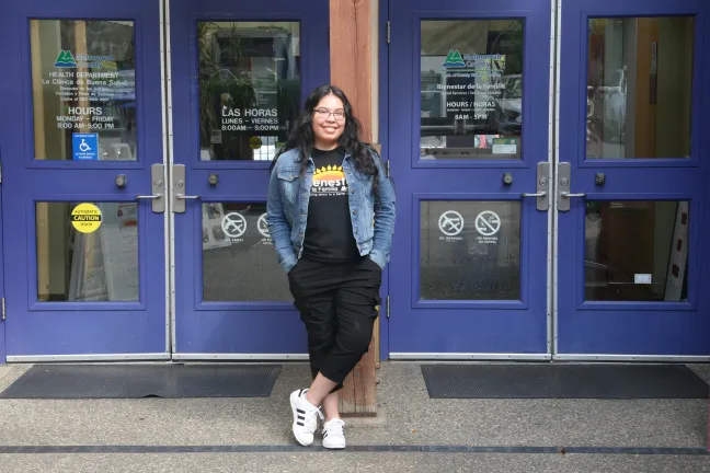 Amy Pardo Mendoza stands out Bienestar's doors. 