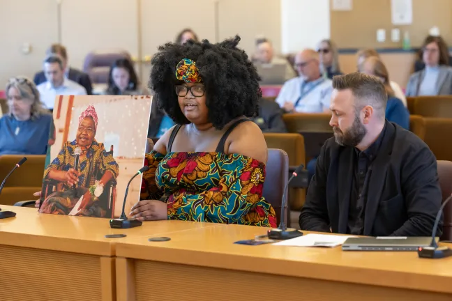 Los presentadores mostraron fotografías de sus seres queridos durante sus discursos de apertura en relación con la Ordenanza y Resolución del Condado Santuario.