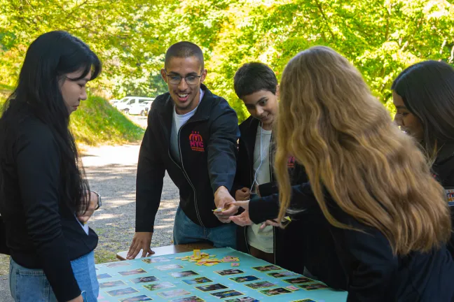 Los jóvenes trabajando juntos