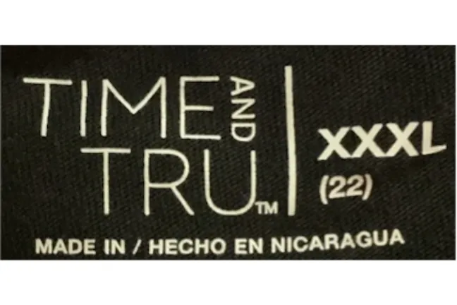 Una etiqueta en el interior de una camiseta negra XXXL, marca Time and Tru
