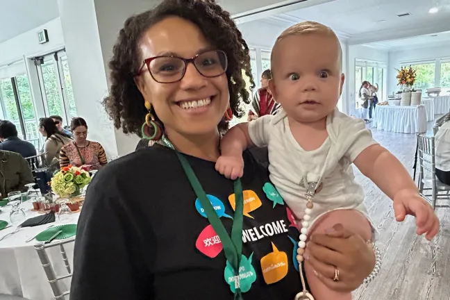 Mamá y bebé felices en la reunión pública sobre lactancia materna de WIC de 2025.