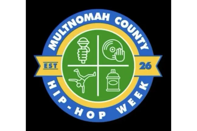 Un escudo circular con un círculo verde en su interior que muestra iconos que representan diferentes elementos del hip hop. El círculo azul exterior dice "Semana del Hip Hop del Condado de Multnomah".