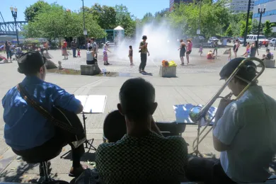 Musicians by the fountain