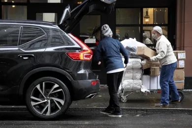 Volunteers help set up the Portland Building during severe weather in December, 2021 (Stephanie Yao Long / City of Portland)