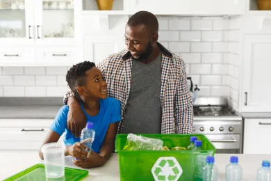 Reciclaje de padre e hijo