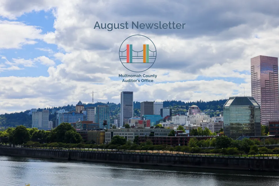 Horizonte de Portland, Oregón, con el texto: "Boletín informativo de agosto de la Oficina del Auditor del Condado de Multnomah".