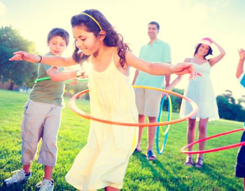 kids playing hula hoop