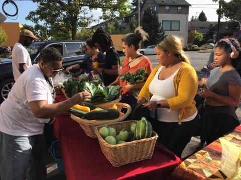 CSA members grabbing up their shares for the week