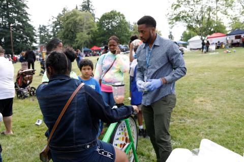 The Multnomah County-REACH smoothie bike station