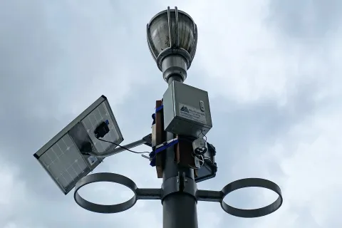 Monitor de calidad del aire en un poste de farola