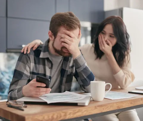 Una pareja molesta por una estafa.