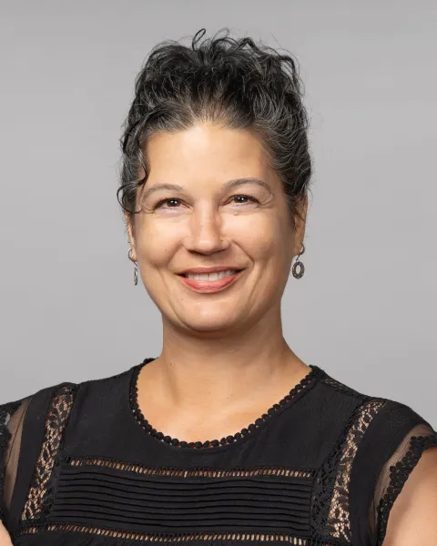 Retrato de Iman Nazeeri-Simmons, subdirectora de operaciones.