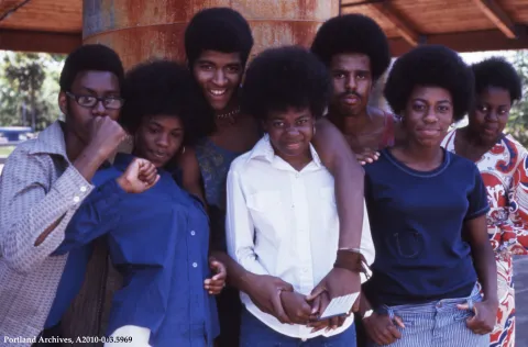 Un grupo de adolescentes posando en Unthank Park en mayo de 1971.